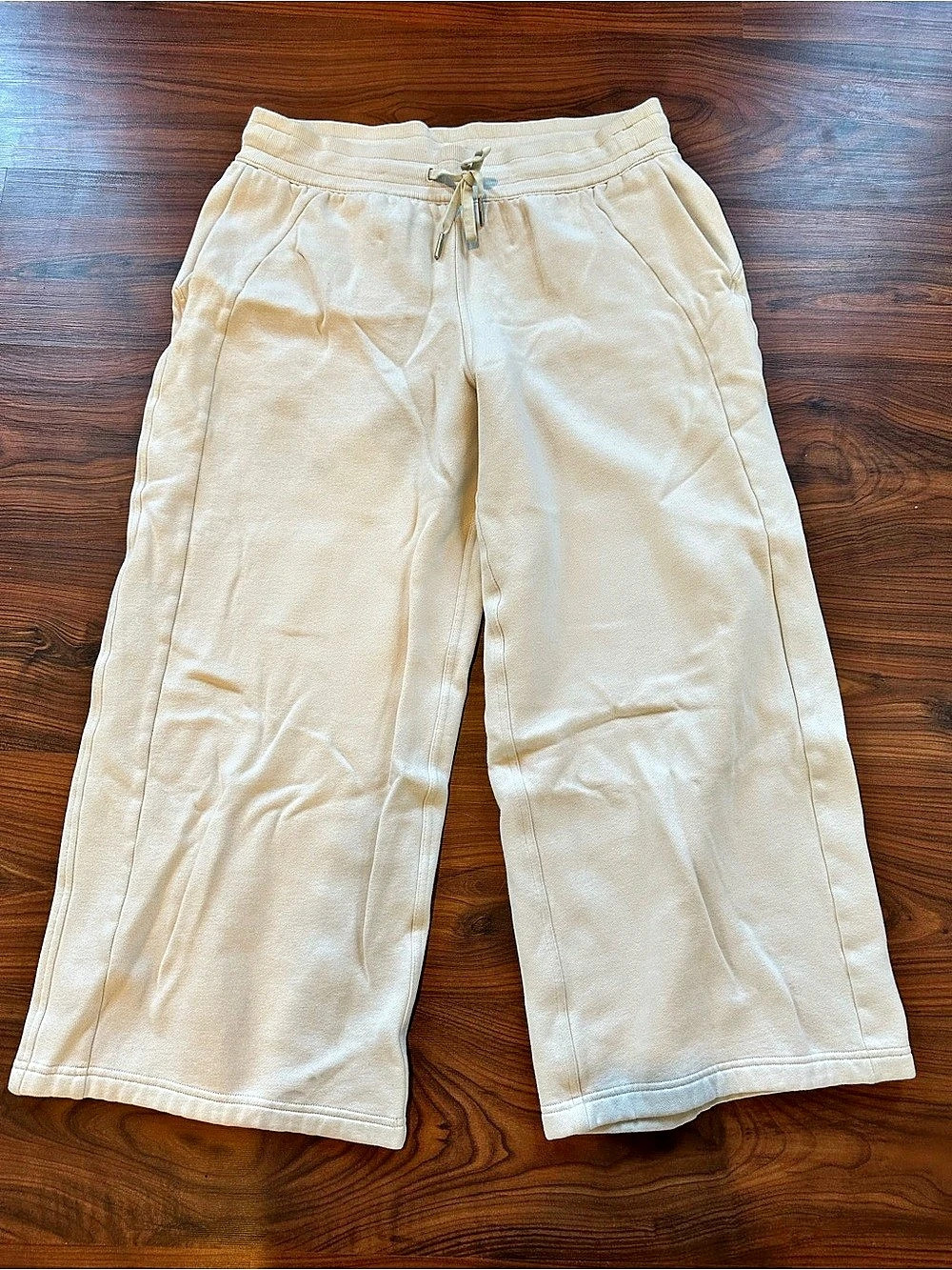 Lululemon Scuba Mid-Rise Wide-Leg Pant Short Bone Size L Sweatpants